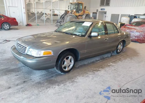 1998 Ford Crown Victoria Lx z USA, uszkodzony, nr VIN 2FAFP74W9WX108338